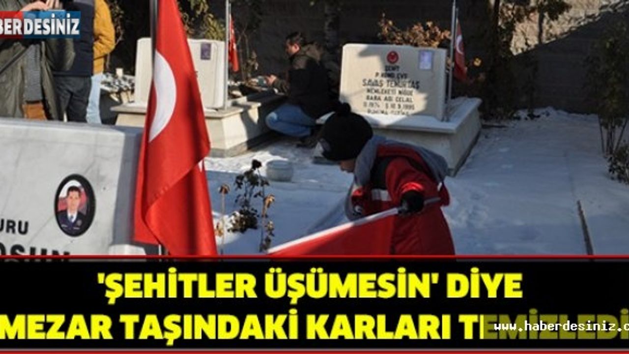 'Şehitler üşümesin' diye mezar taşındaki karları temizledi