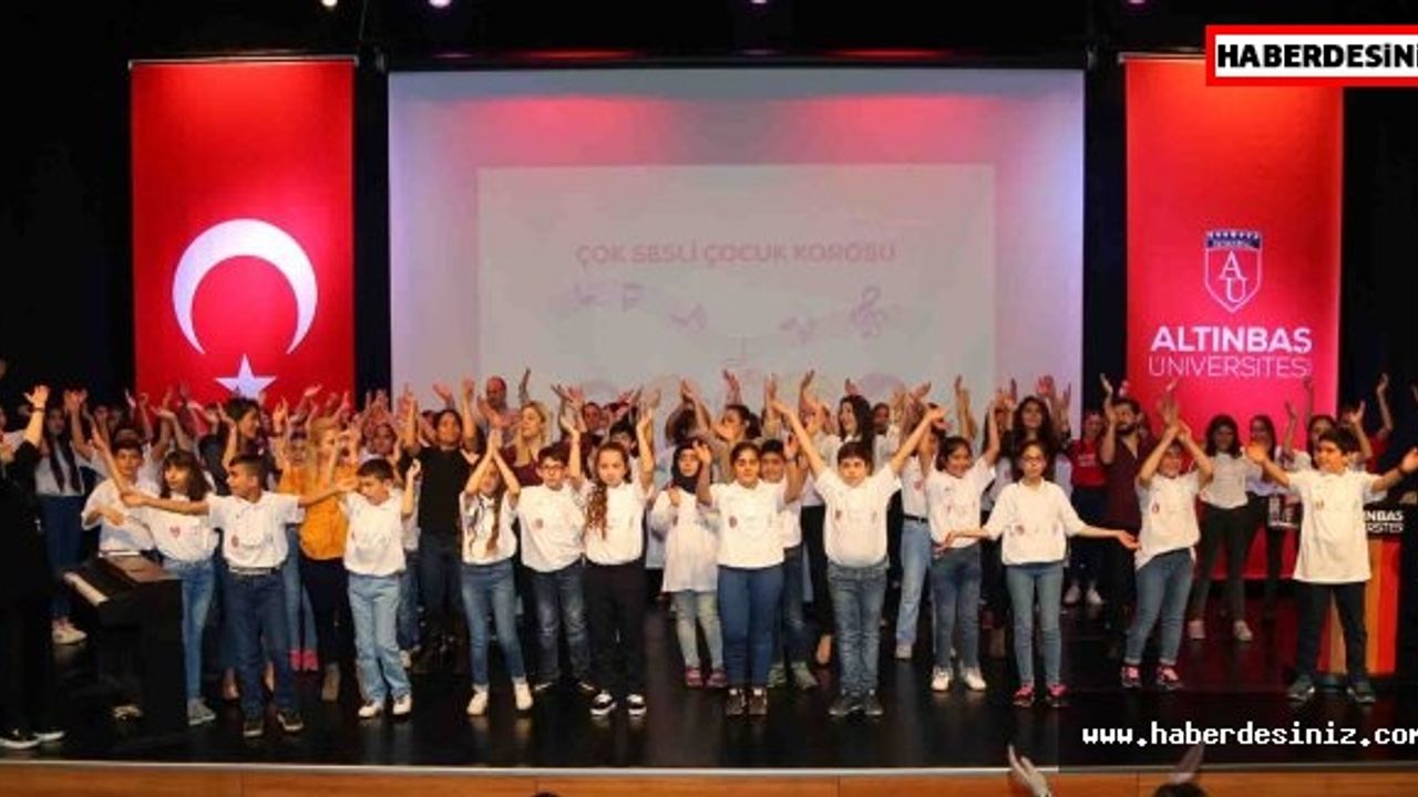 Bağcılarlı çocuklar Fransızca ve İngilizce şarkılarla konser verdi