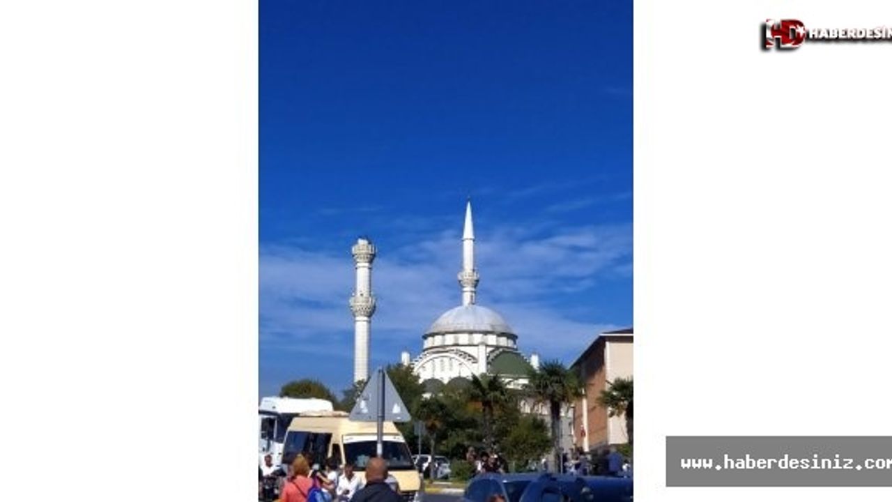 Avcılar'da depremden dolayı cami minaresi yıkıldı