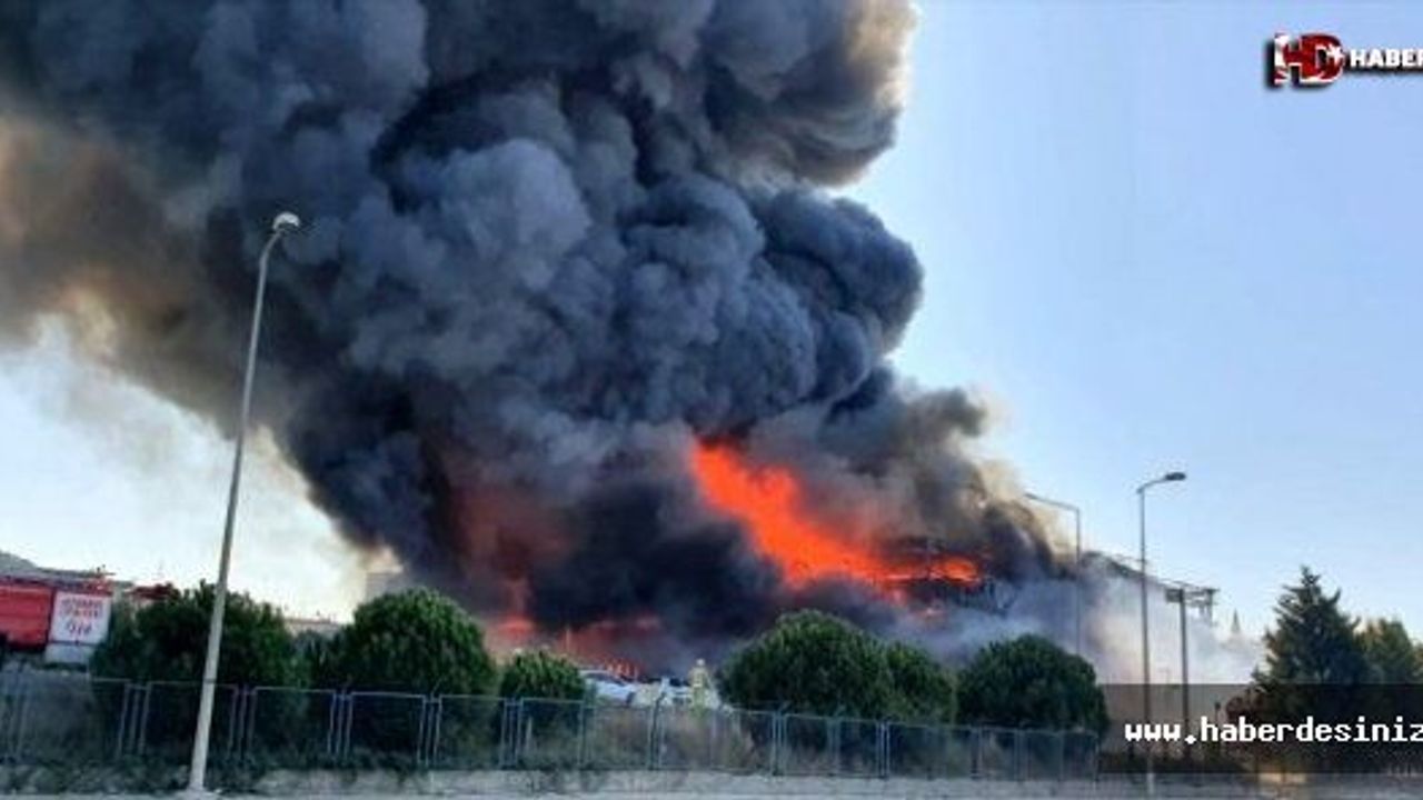 Tuzla'da polyester fabrikası yandı, yangın kısmen kontrol altına alındı