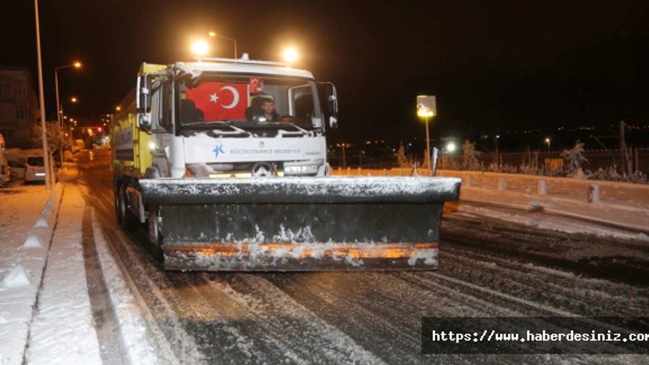 Küçükçekmece'de yoğun kar mesaisi gece boyunca devam etti