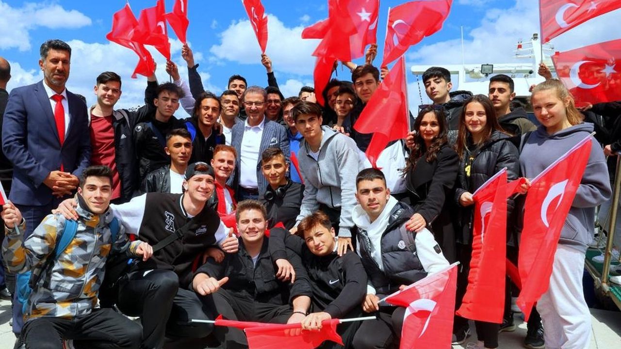 103. yılında 103 sporcuyla Haliç'te 19 Mayıs kutlaması