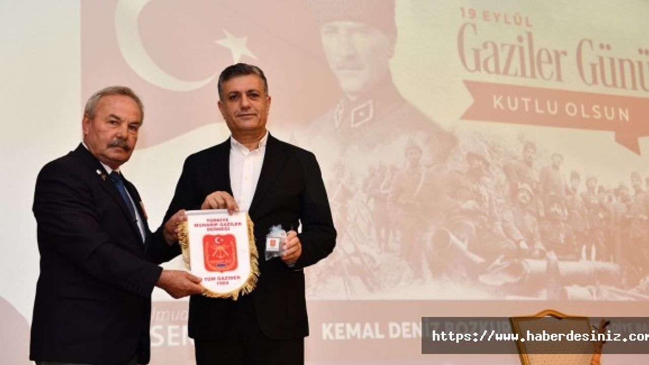 Başkan Bozkurt’a gaziler, 81 il ile Kore ve Kıbrıs’tan alınan ‘Şehit Toprağı’ hediye etti.