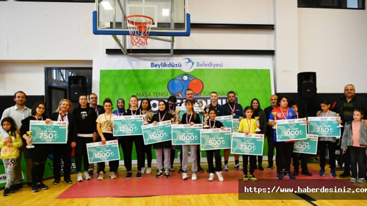 Ödüllü masa tenisi turnuvasında kıyasıya mücadele