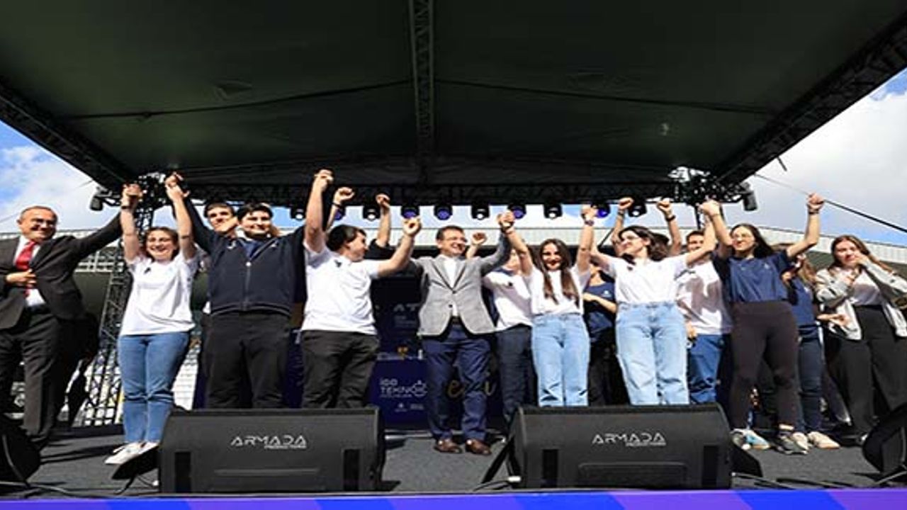 İmamoğlu, İBB Atölye Mezuniyetinde Gençlerle Buluştu
