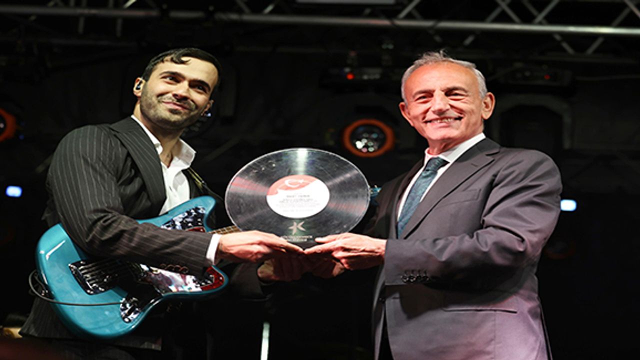 Küçükçekmece'de 19 Mayıs Coşkusu: Mert Demir Konseriyle Kutlandı