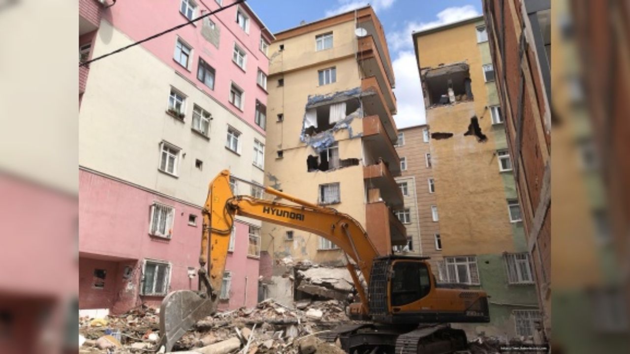 İstanbul Bahçelievler'de Çöken Bina: Kötü Kokular İhmalin Habercisi miydi