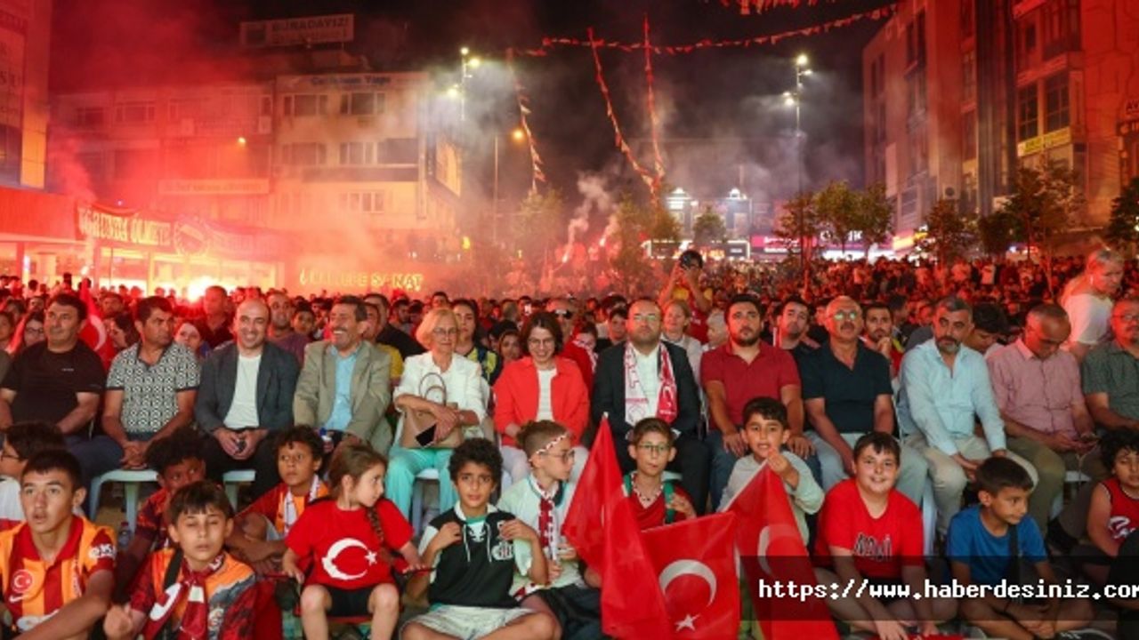 Maltepe Cumhuriyet Meydanı'nda Maç Coşkusu
