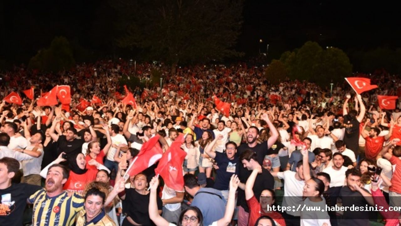 Cüneyt Arkın Sanatçılar Parkı'nda Euro 2024 Coşkusu