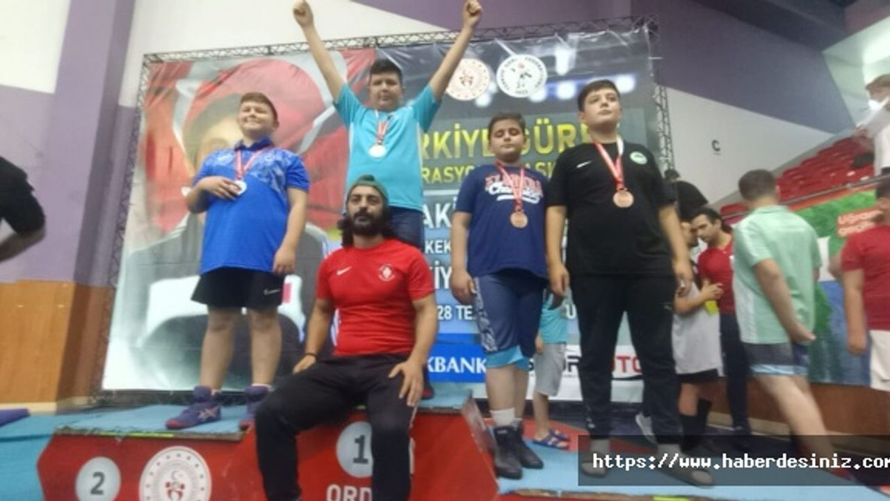 Ümraniye'nin Genç Güreşçileri Ordu'da Madalya Kazandı