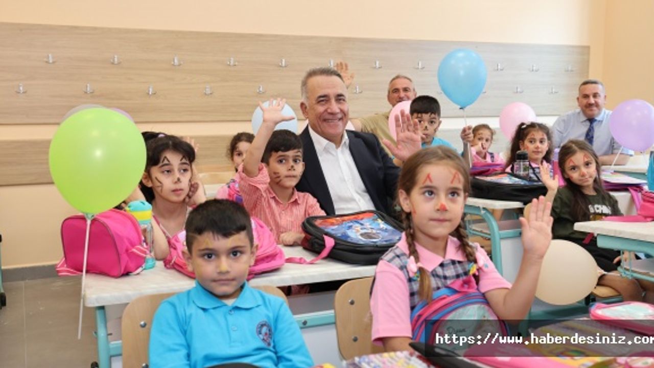 Sultangazi'de 15.000 öğrenciye çanta ve kırtasiye seti