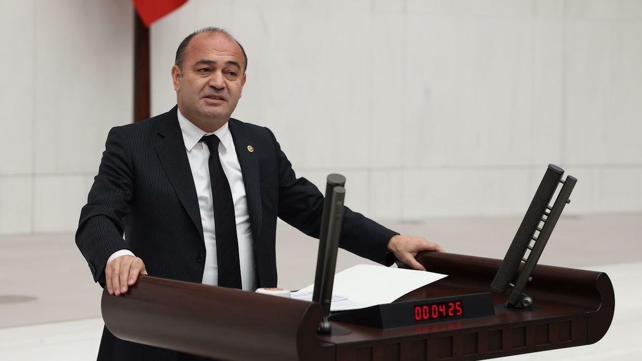 Özgür Karabat: Üniversite öğrencileri kayıt dışı işlerde çalışıyor