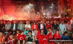 Maltepe Cumhuriyet Meydanı'nda Maç Coşkusu