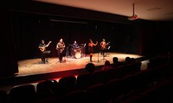 GRUP FLAKES UĞUR MUMCU KÜLTÜR MERKEZİNDE ŞARKILAR SÖYLEDİ