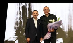 SUNAY AKIN, “CUMHURİYETE GİDEN YOL” GÖSTERİSİYLE SKSM’DE İZLEYİCİYLE BULUŞTU