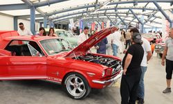 KÜÇÜKÇEKMECE'DE KLASİK OTOMOBİL TUTKUNLARI FESTİVALDE BULUŞTU