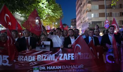 15 TEMMUZ'DA BAHÇELİEVLER'DE MİLLÎ BİRLİK MESAJI: BİNLER 100 METRELİK TÜRK BAYRAĞIYLA YÜRÜDÜ