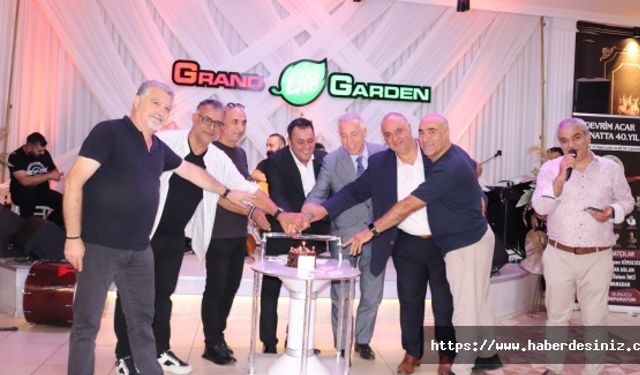 Sanatının 40. yılını sevenleriyle kutladı