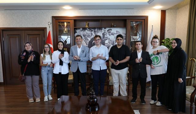 Çekmeköy’de Eğitimde Büyük Başarı: Şampiyon Öğrencilerden Başkan Çerkez’e Ziyaret