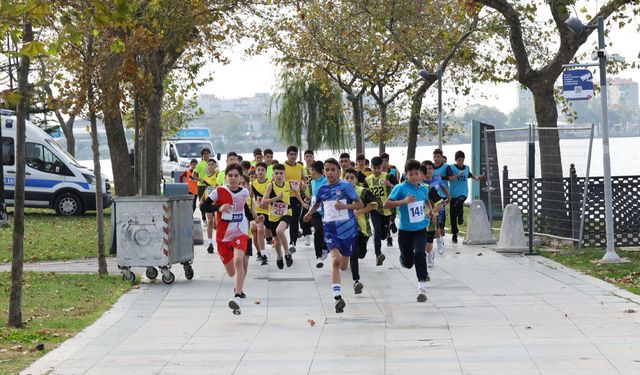 Küçükçekmece’de Cumhuriyet Coşkusu: Öğrenciler 29 Ekim İçin Koştu