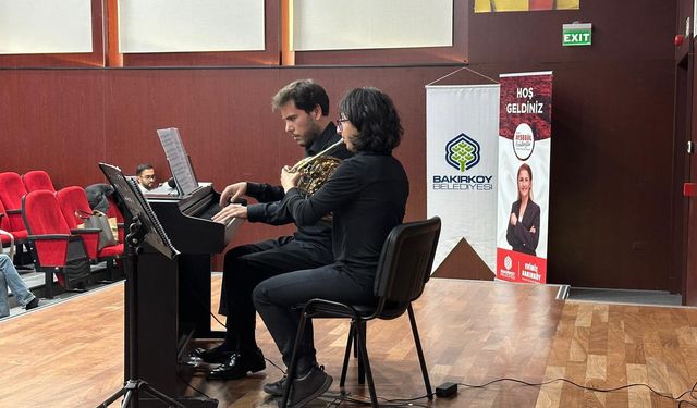 BAKIRKÖY’DE “İŞ ÇIKIŞI KONSERLERİ”; VATANDAŞ STRESİNİ ATTI