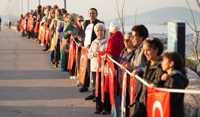 MALTEPE’DE BİNLERCE KİŞİ ATA’YA SAYGI İÇİN BİR ARAYA GELDİ