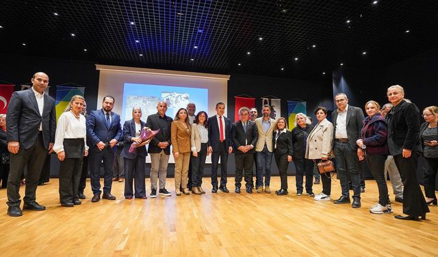 Dr. Naim Babüroğlu Beylikdüzü’nde Atatürk ve Cumhuriyet’i Anlattı