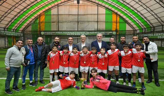 Esenyurt’ta Genç Sporcular Sahada Buluştu: Futbol Turnuvasının Şampiyonu Belli Oldu