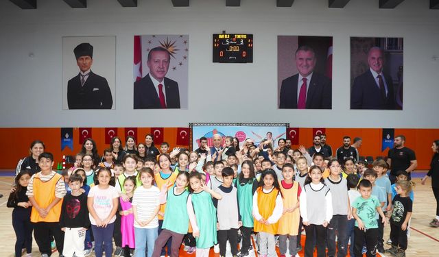 Ümraniye'de Ara Tatil Etkinliklerinde Yüzlerce Çocuk Bir Araya Geldi