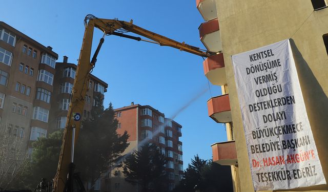 Büyükçekmece’de Depreme Karşı Dönüşüm Sürüyor: Ekinoba’daki Riskli Site Yıkıldı