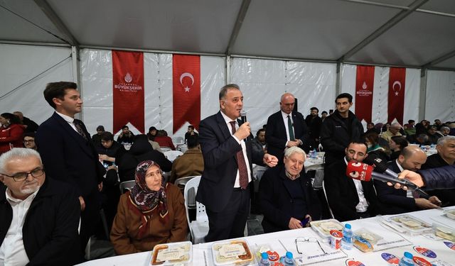 İstanbul’un 4 Meydanında İftar Seferberliği: Eminönü’nde Birlik Sofrası Kuruldu