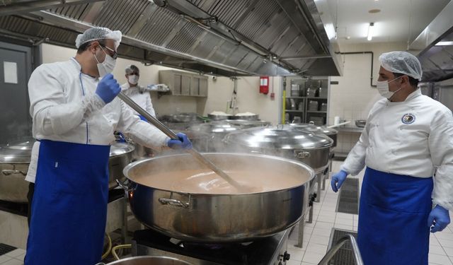 Kartal Belediyesi Aşevi’nde Ramazan Mesaisi: Sahurdan İftara Sıcak Yemek Dayanışması