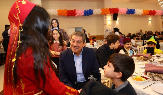 500 Çocuk Aynı Sofrada Oruç Açtı, Geleneksel “Diş Kirası” Hediyelerini Aldı