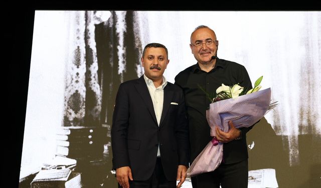 SUNAY AKIN, “CUMHURİYETE GİDEN YOL” GÖSTERİSİYLE SKSM’DE İZLEYİCİYLE BULUŞTU