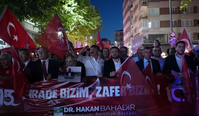 15 TEMMUZ'DA BAHÇELİEVLER'DE MİLLÎ BİRLİK MESAJI: BİNLER 100 METRELİK TÜRK BAYRAĞIYLA YÜRÜDÜ