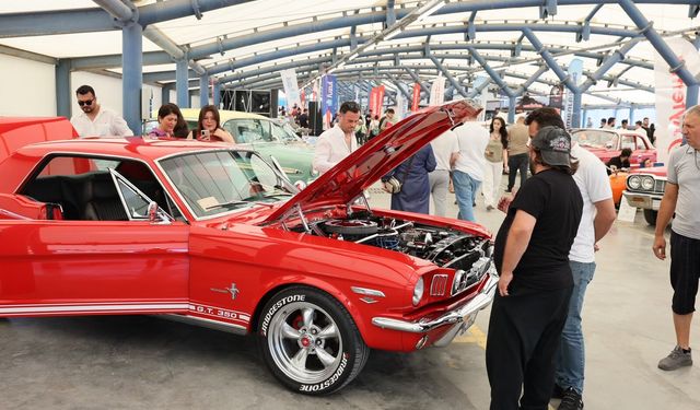KÜÇÜKÇEKMECE'DE KLASİK OTOMOBİL TUTKUNLARI FESTİVALDE BULUŞTU