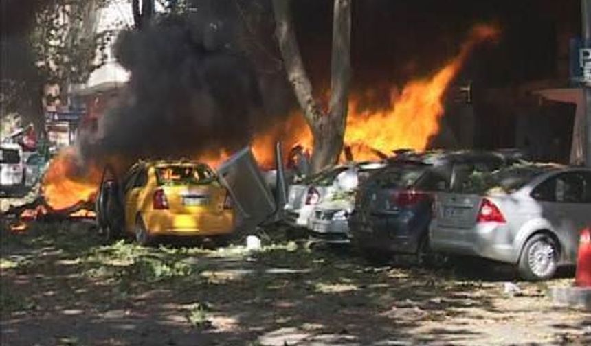 Ankara&#039;da dün akşam, İnönü Bulvarı&#039;nı Dikmen Caddesi&#039;ne bağlayan Merasim Sokak&#039;ta askeri servis araçlarının geçişi sırasında patlama meydana geldi.