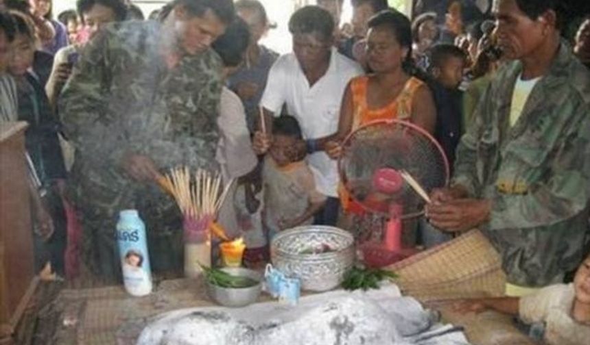 Tayland&#039;da esrarengiz ceset İnsanlar bunun bir yaratık olduğuna inandı. Hatta ülkenin bir çok bölgesinde yaratığı ziyarete gelen insanlardan bazıları, ona kutsallık bile atfetti.