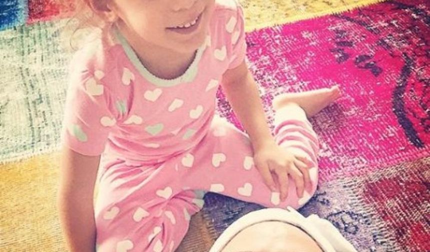 Ceyda Düvenci videonun altına “Çünkü sen benim kahraman kızımsın…