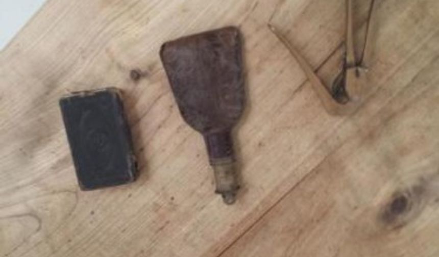 Büyükbabasından kalan dolabın gizli bir bölmesini keşfetti.
