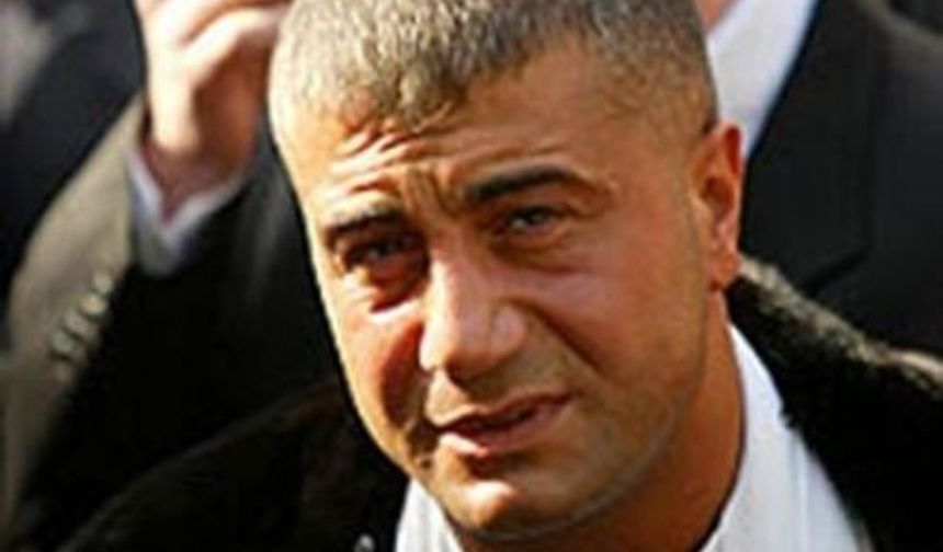 Ünlü Mafya babası Sedat Peker&#039;in pilavcı olduğu ileri sürülen bir tecavüz zanlısına yaptığı işkence görüntüleri sosyal medyada büyük yankı ve destek bulurken gözler Özgecan&#039;ın katil zanlısına cevrildi.