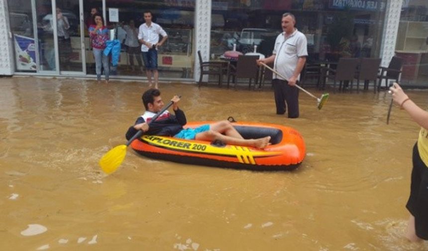Artvin’in Arhavi ilçesinde sel sularının hakim olduğu caddede bir vatandaşın botla seyahat etmesi, ilginç görüntüler oluşturdu.