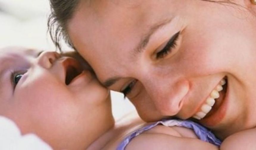 Doğum yapan kadınların birçok hakka sahip. Çocuk başına bir seferlik alman yardımdan tutun da emzirme ödeneğine kadar çeşitli ödemeler mevcut. Aileyi ekonomik açıdan epey rahatlatacak olan ödeme ise, ‘rapor parası’, ‘iş göremezlik ödeneği’ veya ‘doğum parası’ da dediğimiz ödenek. Çoğu anne bu ödemenin farkında değil ne yazık ki. Farkında olanlar da paranın nereden ve ne zaman alınacağından habersiz.