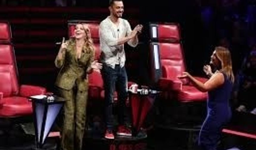 O Ses Türkiye sahnesinde performansını sergileyen Ferdi Akçaylı &#039;Annem&#039; şarkısıyla stüdyoyu adeta inletti