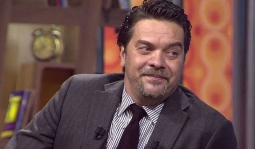Beyazıt Öztürk&#039;ün sunduğu &#039;Beyaz Show&#039;&#039;un formatında radikal değişikliklere gidildi. Her hafta stüdyodan canlı yayınlanan programın…
Görsellere t.klayarak diğer sayfaya geçebilirsiniz.