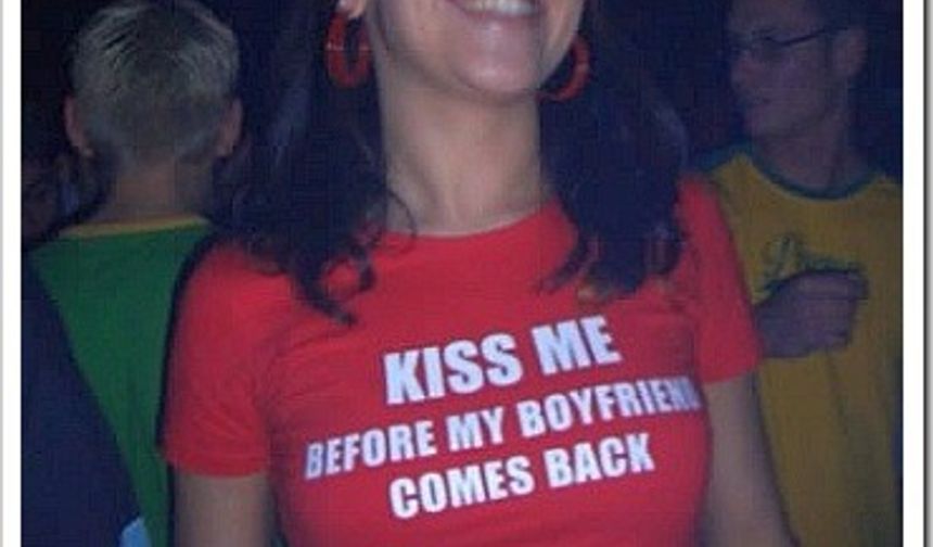 TÜRKLERİN İNGİLİZCE İLE İMTİHANI...

BU ABLANIN ANLAMINI BİLMEDEN GİYDİĞİ BU T-SHIRT AZ KALSIN AİLE FACİASINA YOL AÇIYORDU.. EŞİ SİNİR KRİZİ GEÇİRDİ...

İşte Türk´ün İngilizcesi Sosyal medyada paylaşılan bu kareler, en azından yeterli derecede İngilizce öğrenmenin şart olduğunu gösteriyor...