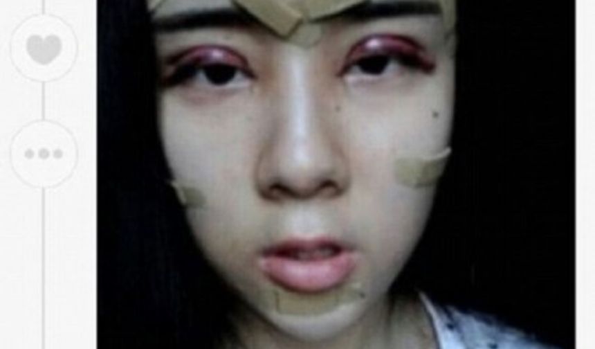 15 yaşında birçok estetik ameliyat geçiren Çin&#039;li kız görenleri hayrete düşürüyor.
Aşırı estetikli haliyle bir kısmın tepkisini toplayan küçük kız, sosyal medya hesapları sayesinde 400.000 takipçi toplamayı başardı.
