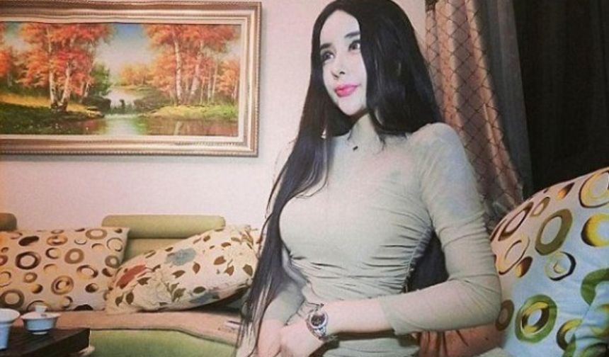 15 yaşında birçok estetik ameliyat geçiren Çin&#039;li kız görenleri hayrete düşürüyor.
Aşırı estetikli haliyle bir kısmın tepkisini toplayan küçük kız, sosyal medya hesapları sayesinde 400.000 takipçi toplamayı başardı.