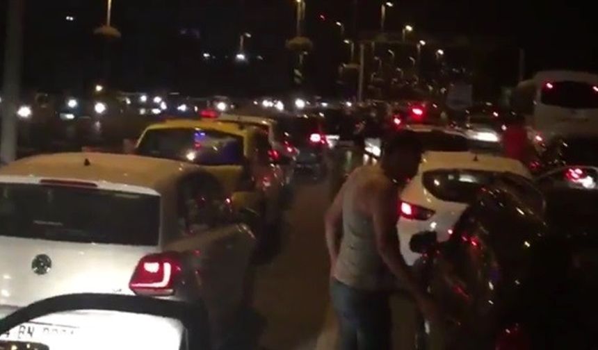 İstanbul&#039;un tüm yol ve kent bilgilerinin yer aldığı Afet ve Koordinasyon Merkezi&#039;ne (AKOM) giden askerlere büyükşehir bürokratlarının destek olduğu ortaya çıktı.