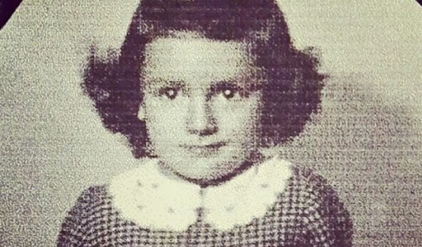 AJDA PEKKAN KAÇ YAŞINDA? Ajda Pekkan denince ilk akla gelen yaşı oluyor. Estetik, bakım ve sporun bir insanı ne kadar genç tutabileceğinin canlı örneği olan Ajda Pekkan 12 Şubat 1946 doğumlu. Yani tamı tamına 70 yaşında. Bu fotoğrafta gördüğünüz de onun çocukluk resmi.